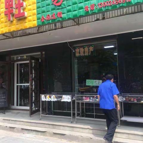 【苏区创卫】执法局解放二勤务区清理店外摆放、占道广告牌