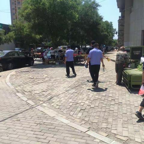 【苏区创卫】执法局解放勤务区清理店外摆放、流动商贩、广告牌匾