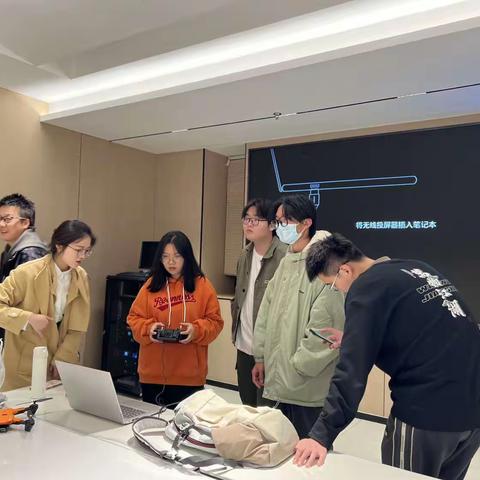 金山街道幸福社区开展“青春飞翔 玩转无人机”无人机科普活动