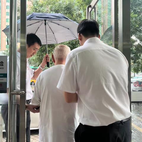 海淀西区世纪城支行风雨无阻，为老年客户打造安心回家之路