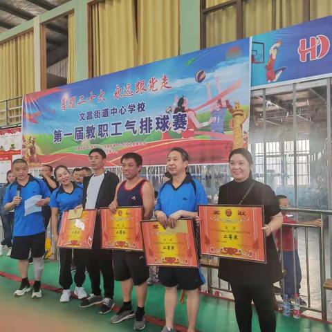 奋力拼搏，精诚团结：文昌三小气排球比赛精彩荟萃