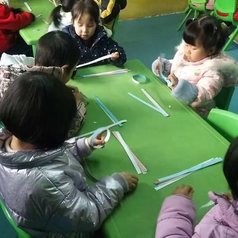 小百灵幼儿园中一班《友谊链》