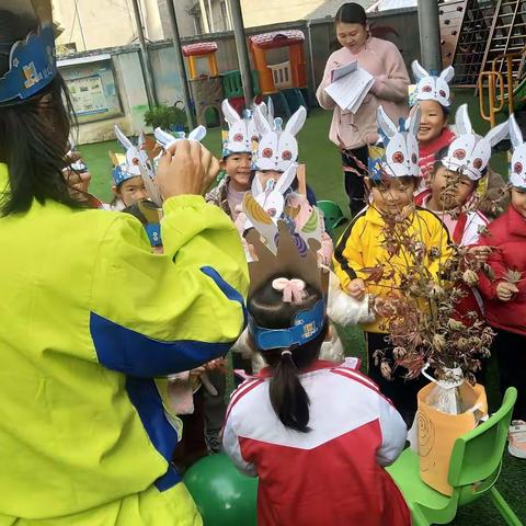 小百灵幼儿园中一班公开课《小树叶找妈妈》