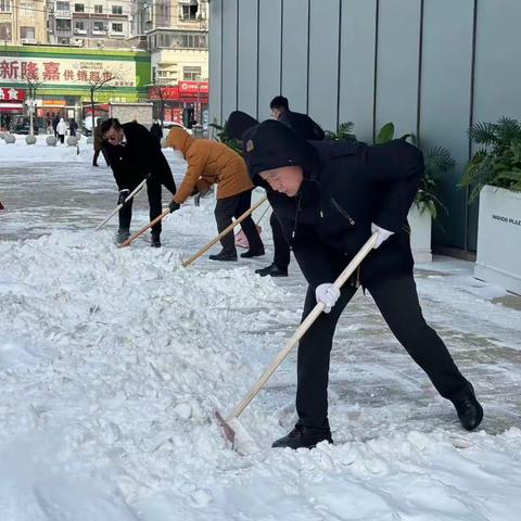 市商务局积极开展大型商场周边除雪活动