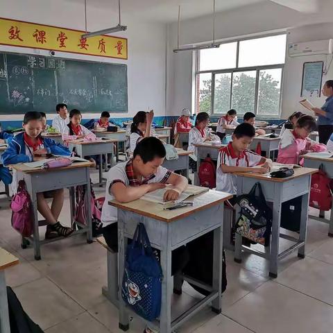 以听促改  助力教学                     ----老湖镇教办领导深入水河小学推门听课