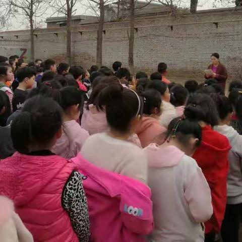 紧绷安全琴弦，奏响生命乐章——东先贤完小防震演练