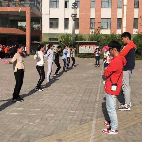 双手摇动世纪的梦想, 双脚踏出胜利的节拍———2018年东城区实验学校跳绳比赛