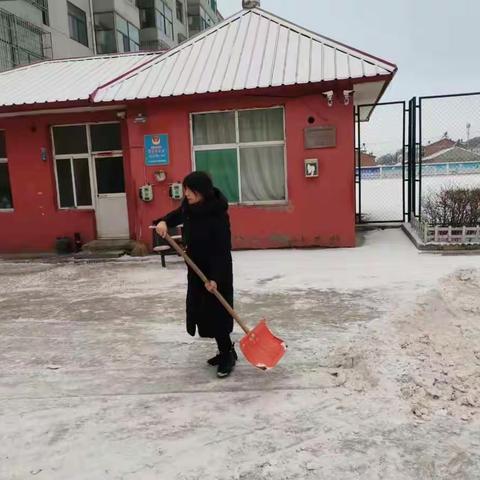 老师学生齐上阵 清雪除冰暖人心