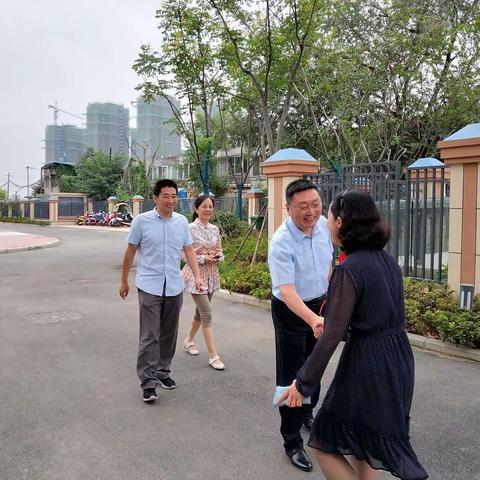 瑶海区政协、区教体局领导莅临合肥市和平小学二小检查开学工作