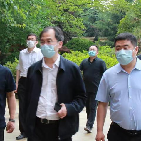 齐齐哈尔市市委常委一行莅临李沧区红色物业服务中心观摩