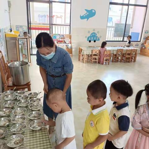蒙山镇中心幼儿园中五班生活活动~快乐的一天开始了