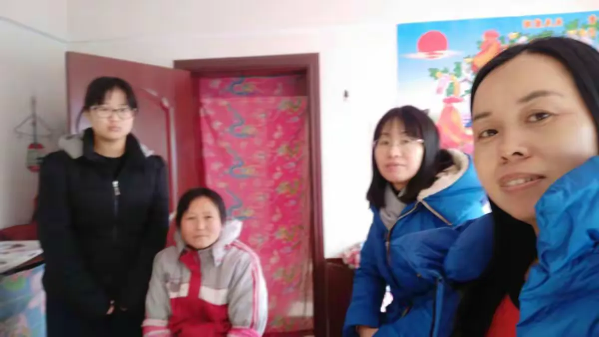 简篇-返校日查作业井然有序,冒严寒去家访热情不减——巨中初三教师寒假查作业家访活动