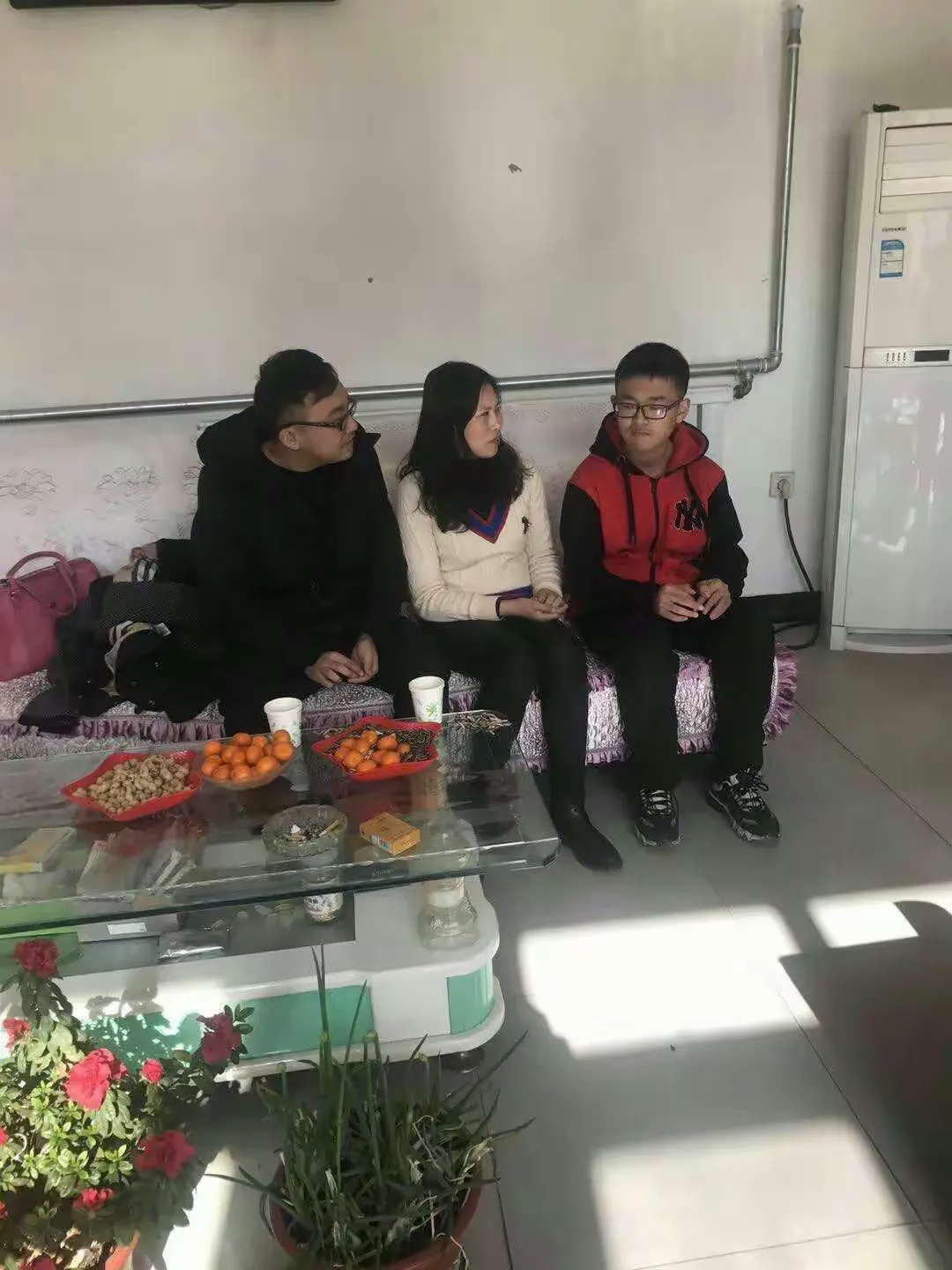 简篇-返校日查作业井然有序,冒严寒去家访热情不减——巨中初三教师寒假查作业家访活动