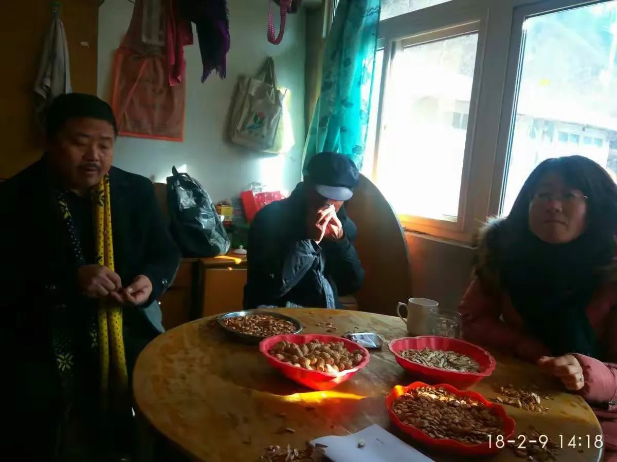 简篇-返校日查作业井然有序,冒严寒去家访热情不减——巨中初三教师寒假查作业家访活动