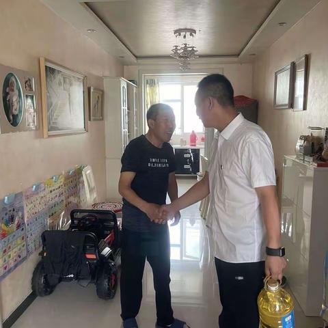 下花园自然资源和规划分局党支部 “慰问退休老党员 不忘初心传薪火”——走访慰问退休老党员