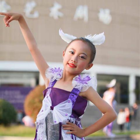 我是幸福的红领巾，我是爱唱歌的小百灵———二（5）班 朱奕霏