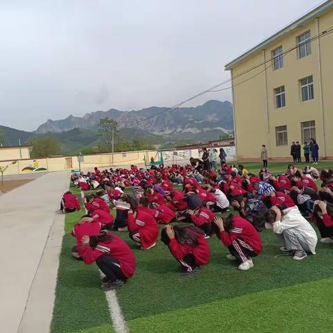 双岭小学警钟长鸣，地震演练防患未然