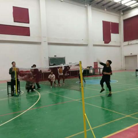 平固店中学在县羽毛球团体赛中荣获第一名