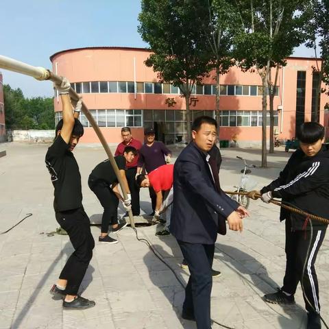 平固店中学抢修供水水泵。