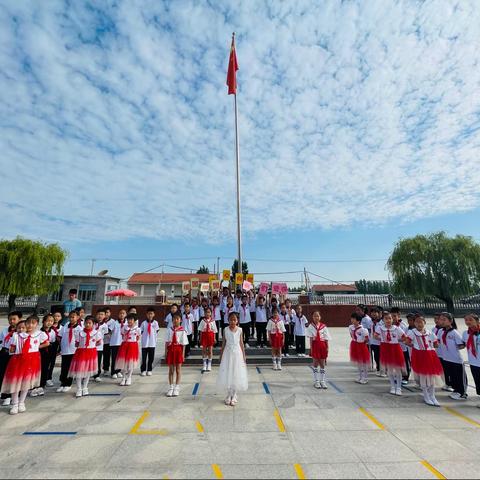 博兴县吕艺镇京博希望小学举行“童心向党 祖国祖国我们爱你”主题教育升旗仪式