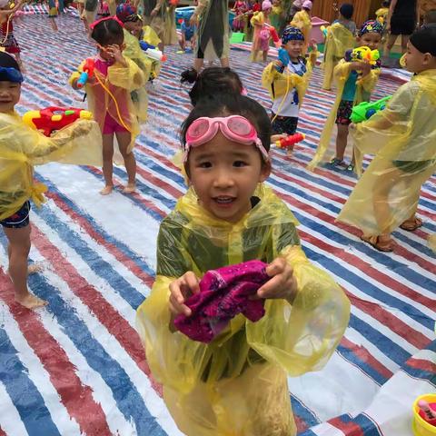 感谢邓劲生书记，卢国彦局长，赵玉霞科长，李亮玲科长一行莅临经开一幼参加六一“幸福童年，快乐戏水活动。