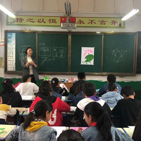 用色彩构建灵动的课堂—寄料一中黄少霞老师来观上小学指导美术教学工作