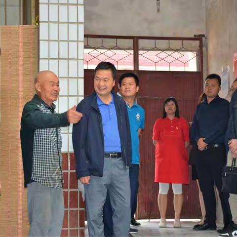 一个特别主题党日活动：她带着党支部全体党员探望帮扶的贫困老人