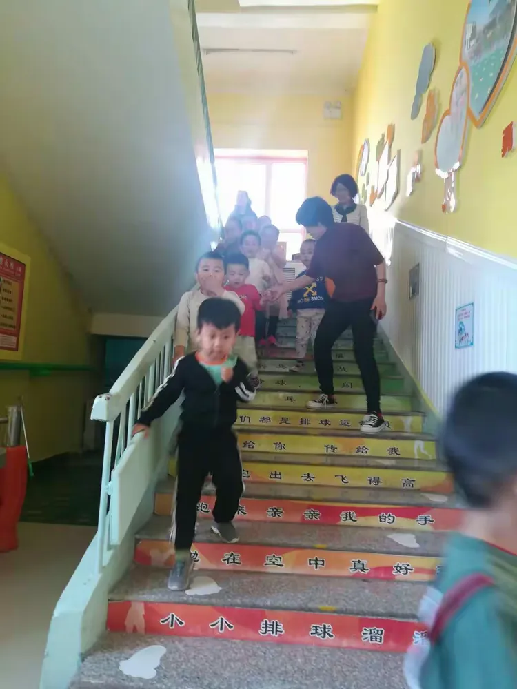待疏散哨声响起，各班小朋友们在老师的带领下，用毛巾捂住口鼻井然有序的沿着安全通道迅速撤离到安全场地，