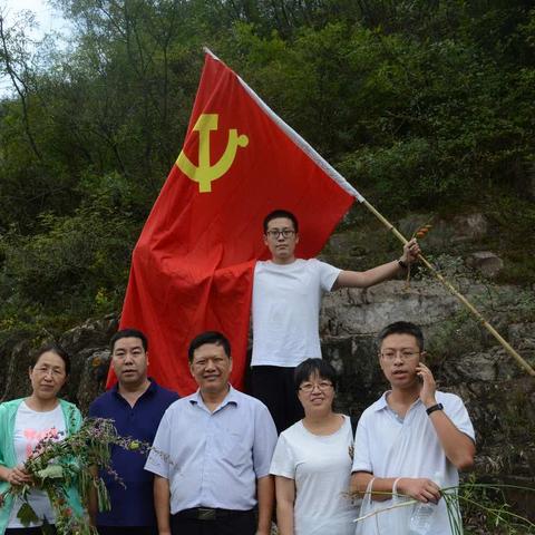 中医科党支部组织党员开展中草药识药采药活动