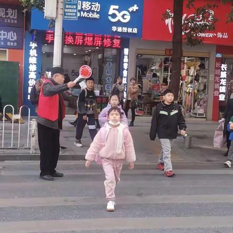 用“心”护学，为“爱”站岗。-二年级309班家长志愿者活动