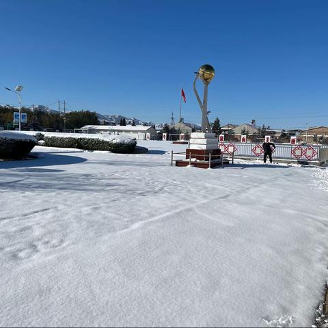 雪洒校园溢满爱