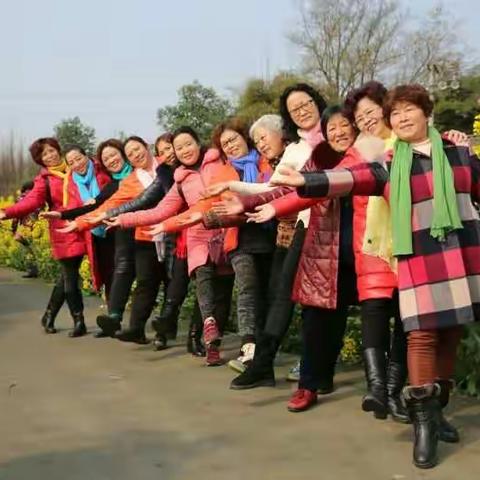 春天来了，花儿开了，人们也像花儿一样，鸟语花香，兴高采烈一日花游