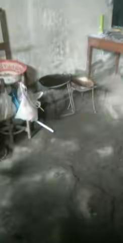 辛苦的帮家里干活。