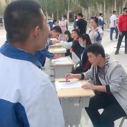 中学社团火热招生。