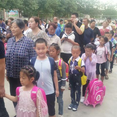 小小少年，凌云壮志 ――高昌区第三小学一年级一班的第一天