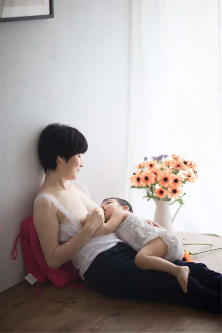 昨天母亲节,我带着小可乐和乐爸去拍哺乳照了