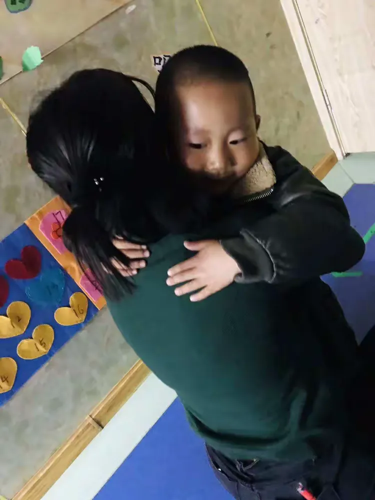 抱一抱小宝贝，也是特别开心的哈