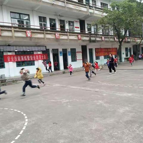 有备无患，安全相伴一一港南区罗泊湾小学“不忘初心、牢记使命”主题教育之11月份安全逃生演练记