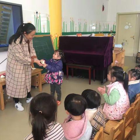 小二班南草地晨间游戏《跳跳乐》