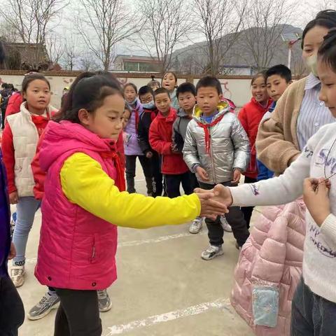 “努力拼搏，拔出精彩”——沿安乡西沟小学开展拔河比赛