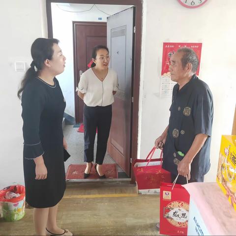 硕辉苑社区开展中秋走访慰问活动