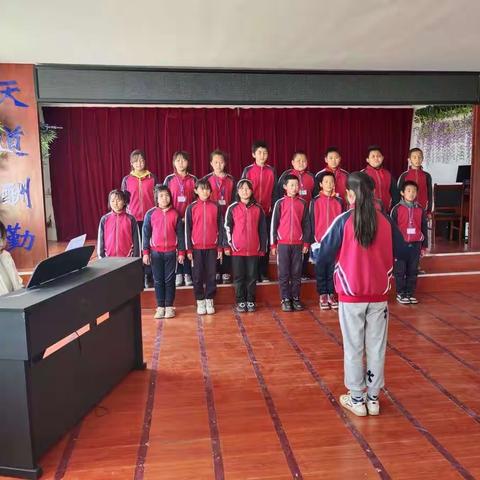 克山县河南乡中心小学校大合唱有序进行中（副本）