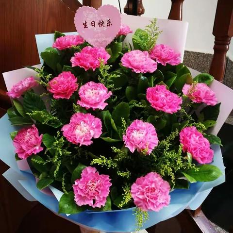 60岁生日家人祝贺亲情满满、幸福满满