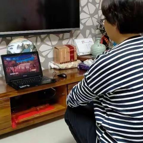 王官营镇第一中心幼儿园教师观看《决战的时刻------ 2020年全国脱贫攻坚奖特别节目》