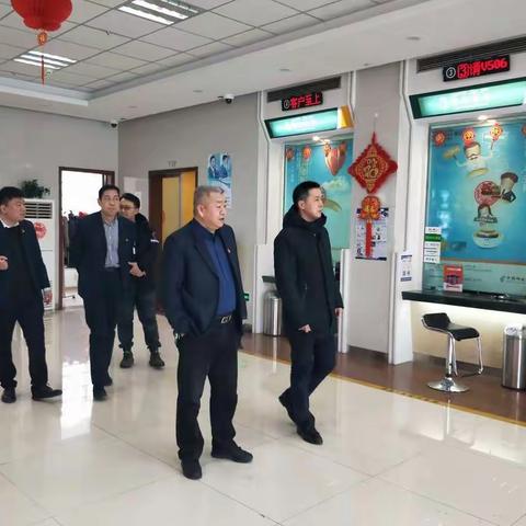 石河子市分行工会关怀“送温暖” 安保检查“保平安”