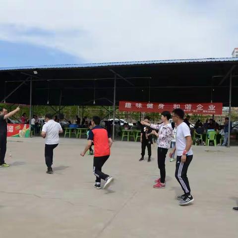 邮储银行石河子市分行开展“迎五一”趣味运动会。