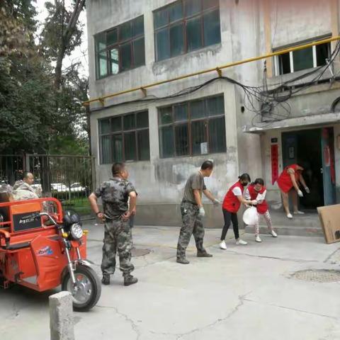 石河子市分行组织中层干部参加社区“党员双报道”活动