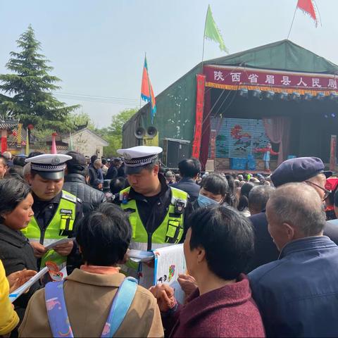 眉县大队青化中队交安宣传进“戏院”