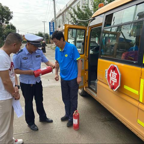 眉县交警加强校车安全检查 筑牢安全防线