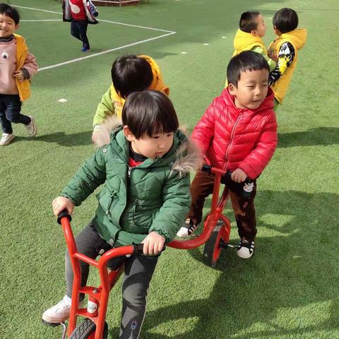 小三班快乐的户外活动